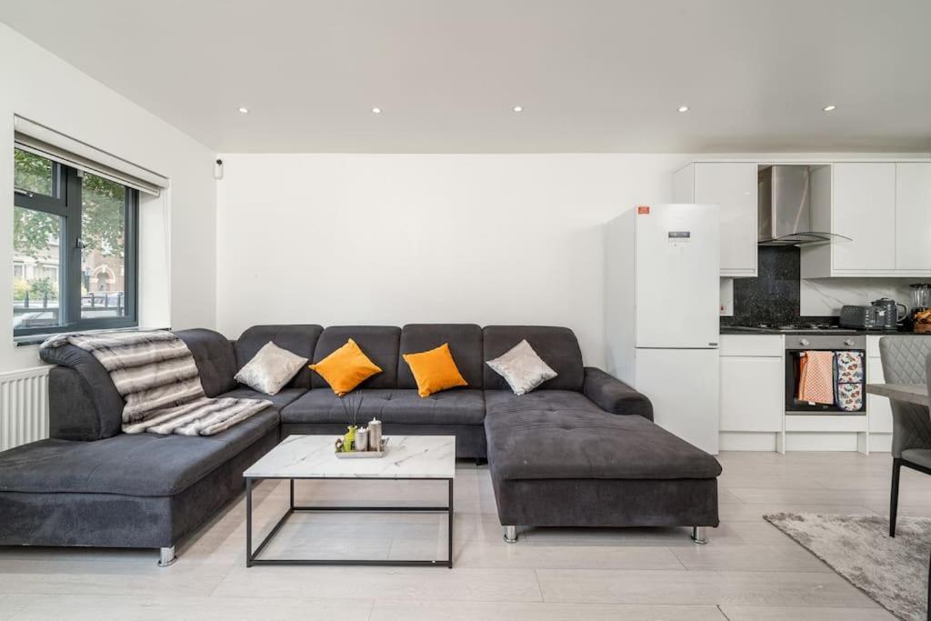 Vibrant 3br Tottenham Home, Private Garden Wifi Parking Free On Request Apartament