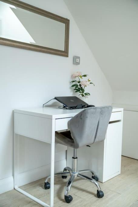 Vibrant 3br Tottenham Home, Private Garden Wifi Parking Free On Request Appartamento