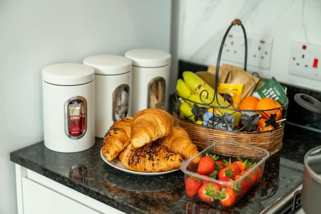 Appartamento Vibrant 3br Tottenham Home, Private Garden Wifi Parking Free On Request Londra