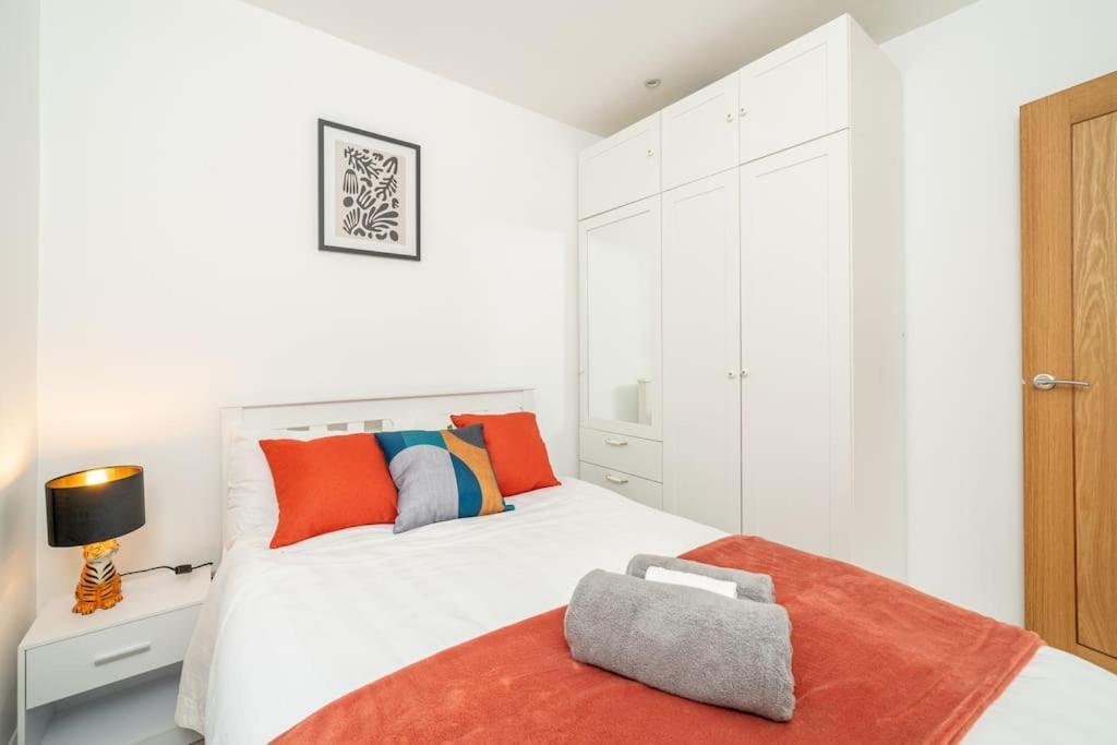 Vibrant 3br Tottenham Home, Private Garden Wifi Parking Free On Request Appartamento