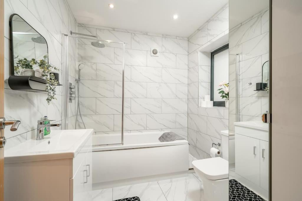 Vibrant 3br Tottenham Home, Private Garden Wifi Parking Free On Request Londra
