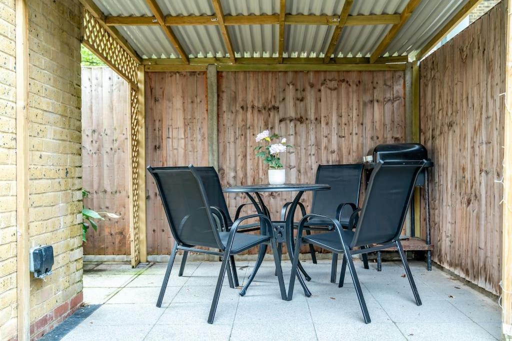 Vibrant 3br Tottenham Home, Private Garden Wifi Parking Free On Request Apartament Londra