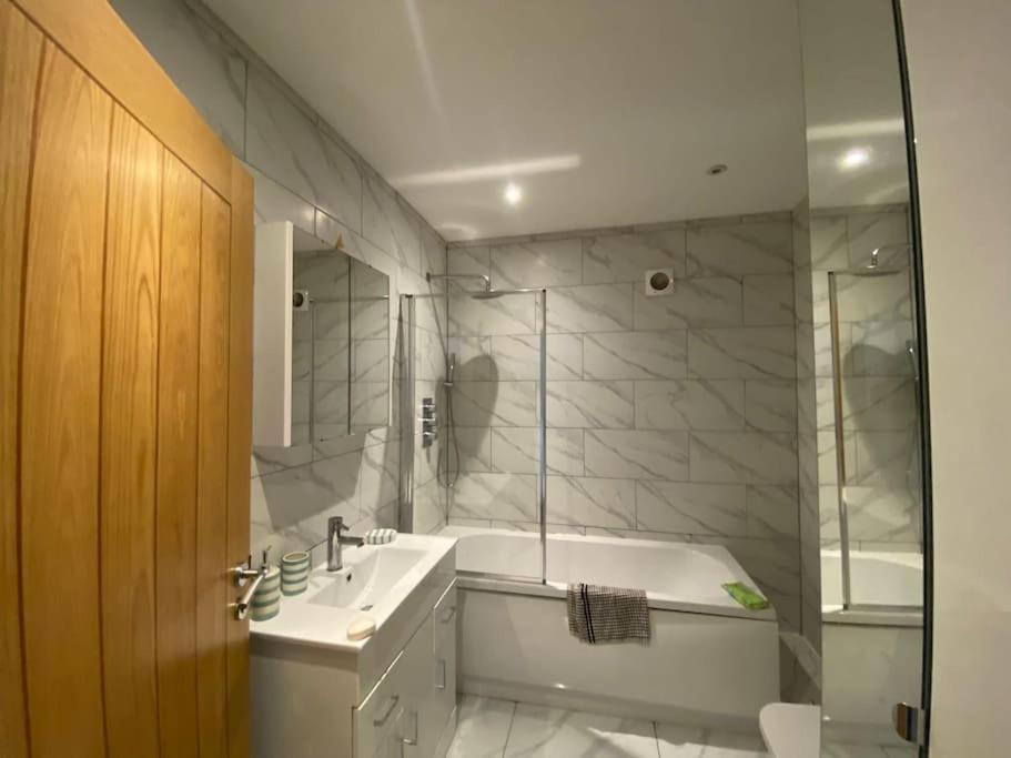 Vibrant 3br Tottenham Home, Private Garden Wifi Parking Free On Request Londra