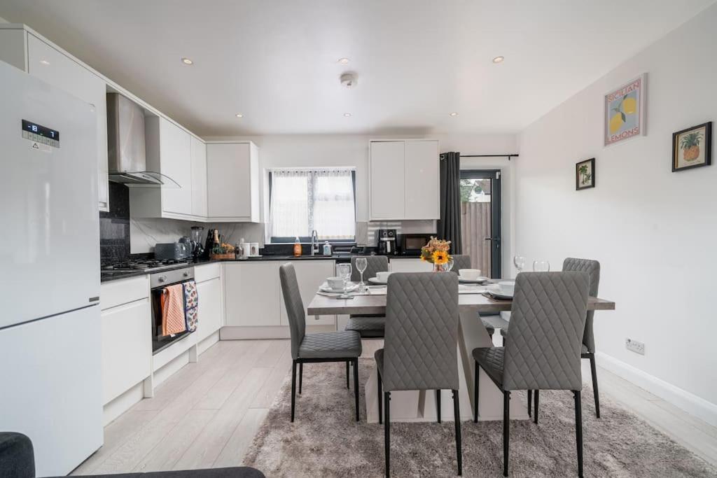 Vibrant 3br Tottenham Home, Private Garden Wifi Parking Free On Request Appartamento Londra