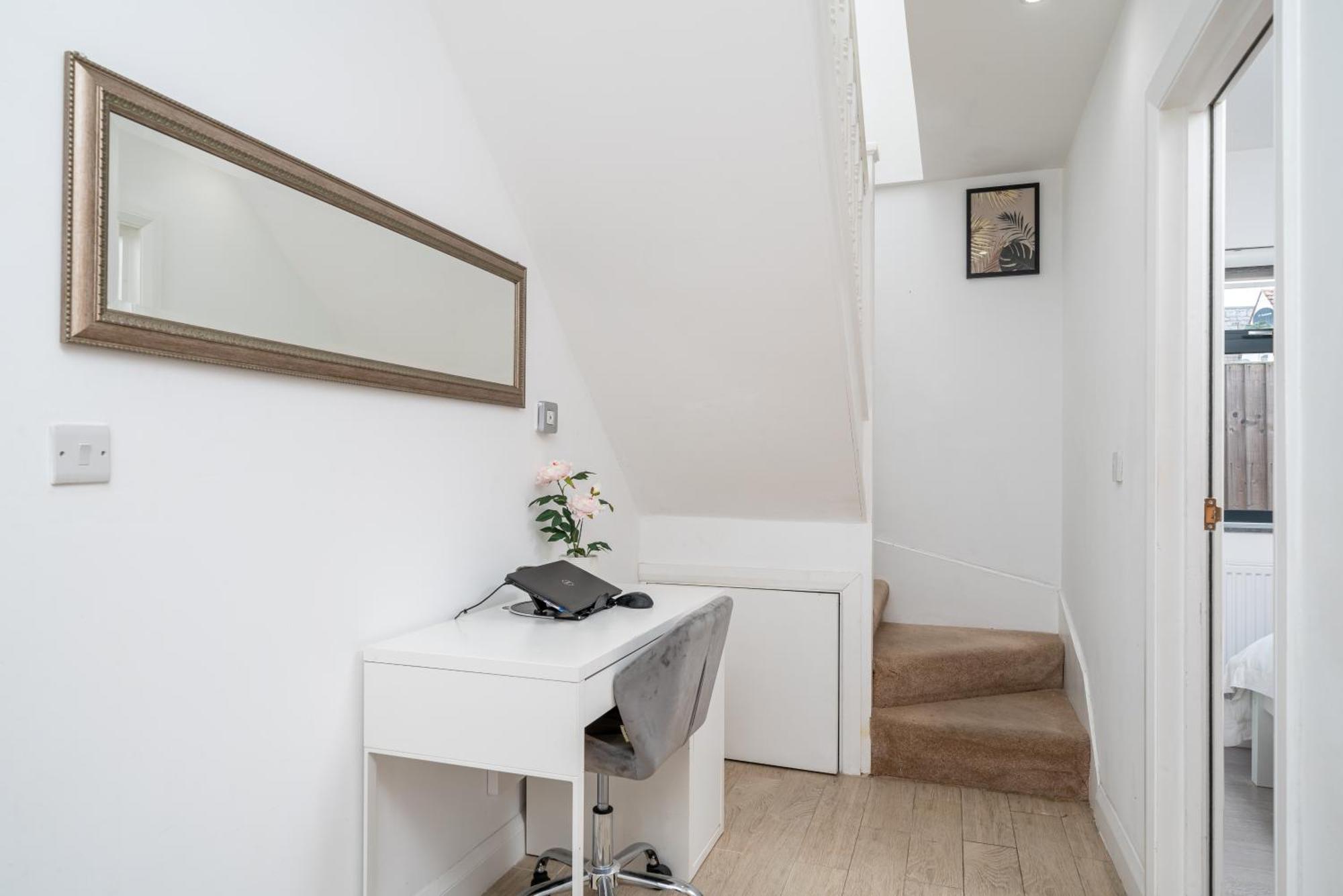 Appartamento Vibrant 3br Tottenham Home, Private Garden Wifi Parking Free On Request Londra