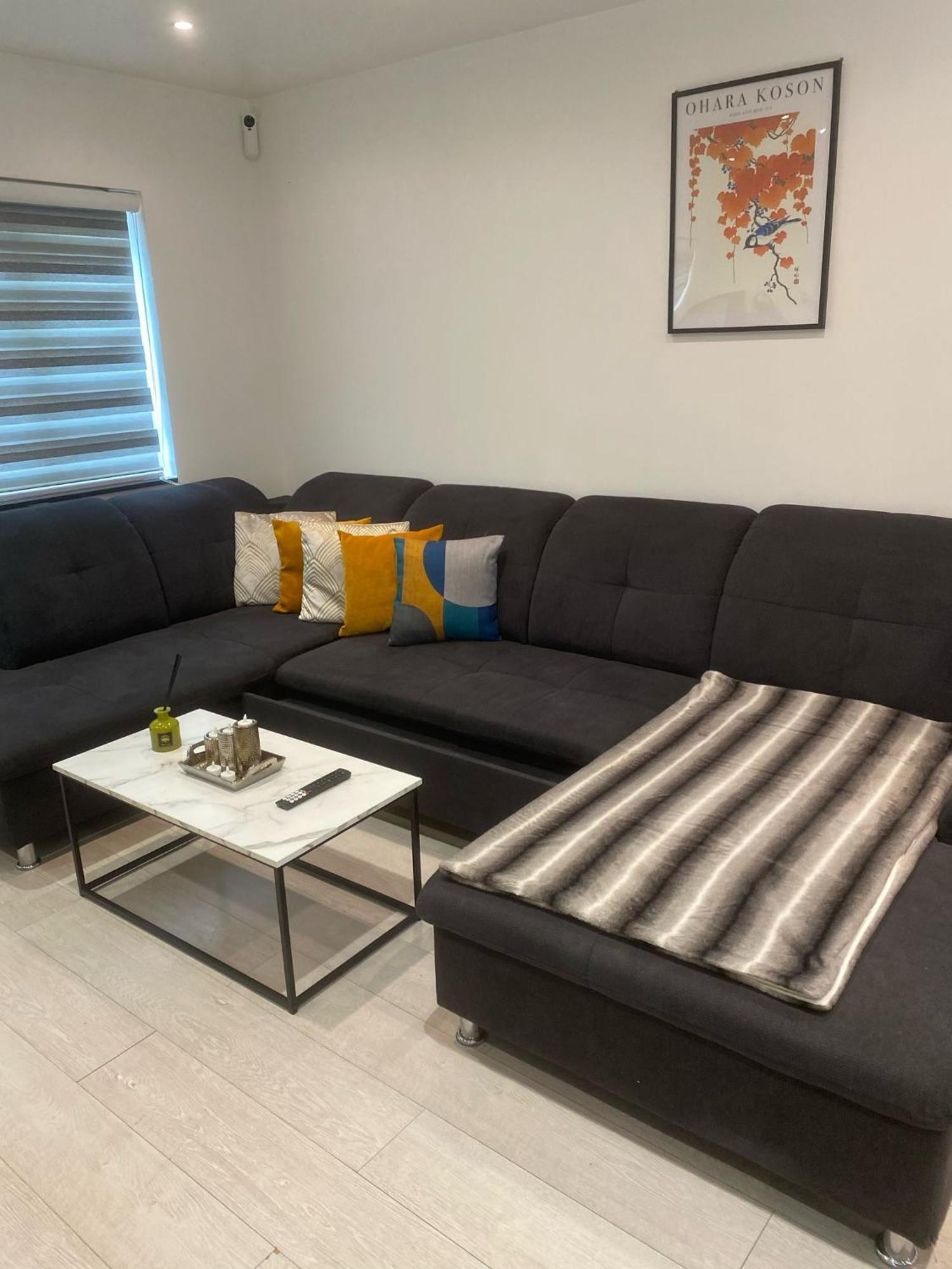 Vibrant 3br Tottenham Home, Private Garden Wifi Parking Free On Request * Londra