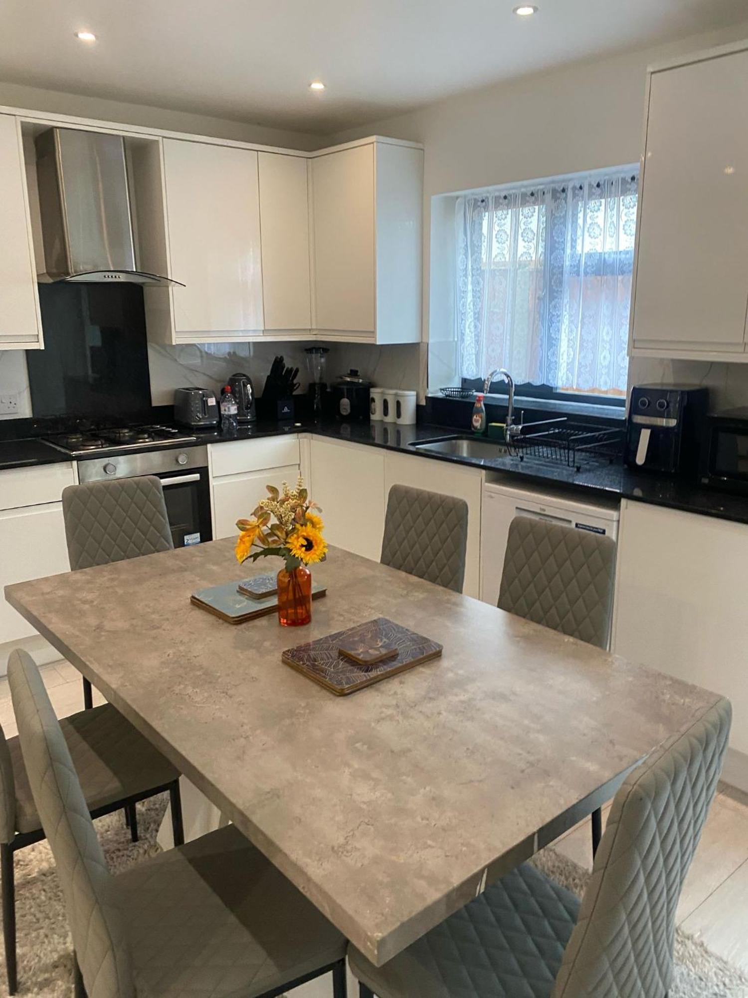 Appartamento Vibrant 3br Tottenham Home, Private Garden Wifi Parking Free On Request *