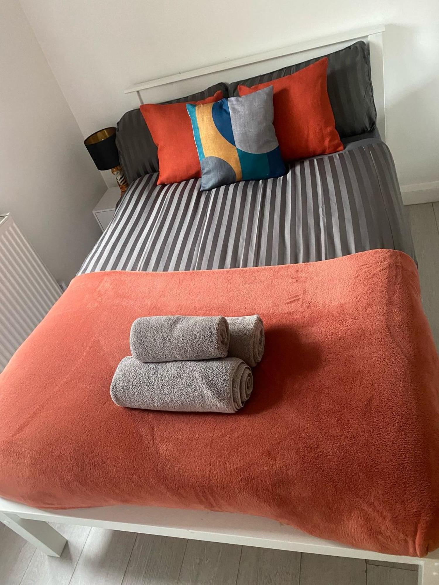 Vibrant 3br Tottenham Home, Private Garden Wifi Parking Free On Request Apartament Londra